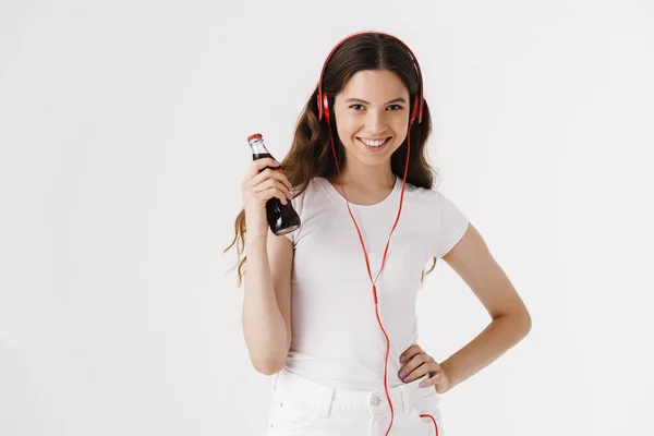 Joven Mujer Sonriente Con Auriculares Escuchando Música Con Auriculares Aislados — Foto de Stock