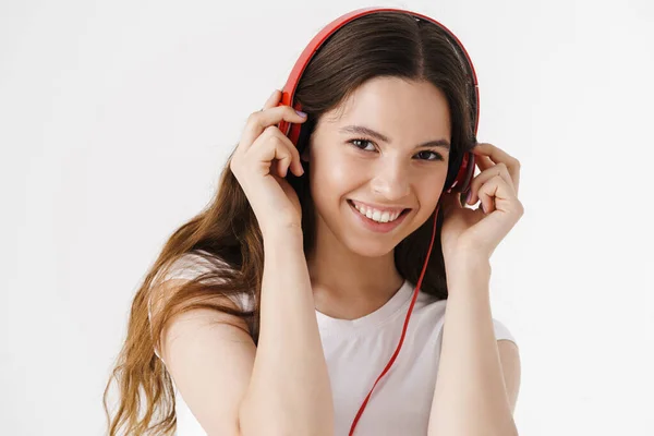 Joven Mujer Sonriente Con Auriculares Escuchando Música Aislada Sobre Fondo — Foto de Stock