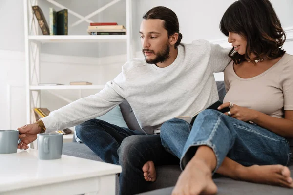 Imagen Hermosa Pareja Caucásica Leyendo Libro Tomando Café Mientras Está — Foto de Stock