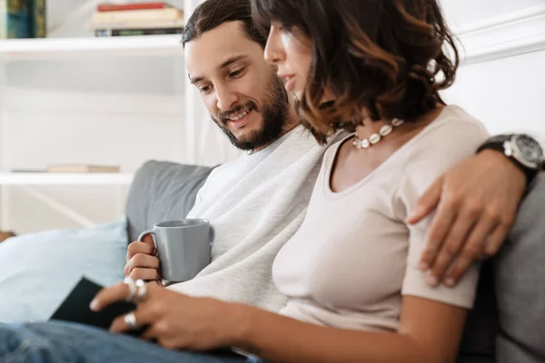 Imagen Pareja Alegre Caucásica Leyendo Libro Tomando Café Mientras Está — Foto de Stock