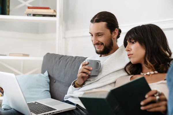 Immagine Una Bella Coppia Carina Che Legge Libro Usa Computer — Foto Stock