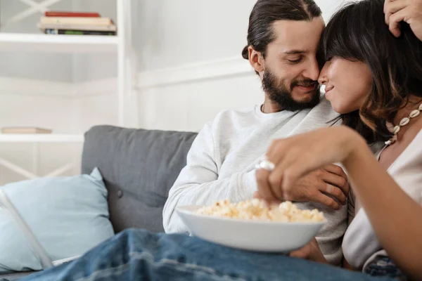 Fotografie Romantické Šťastný Pár Objímání Jíst Popcorn Pohovce Doma — Stock fotografie