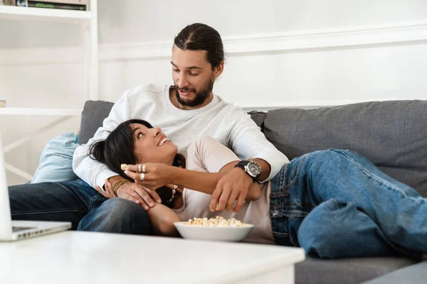 Imagen Una Linda Pareja Alegre Viendo Películas Portátil Comiendo Palomitas — Foto de Stock