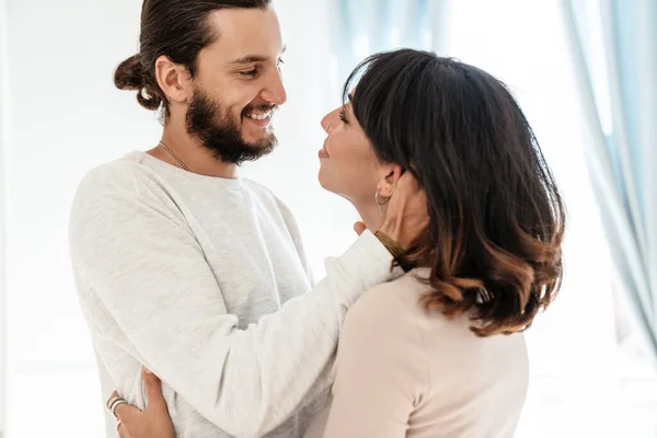 Imagem Casal Alegre Romântico Sorrindo Abraçando Enquanto Está Casa — Fotografia de Stock