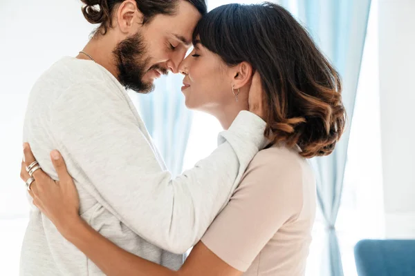 Romantikus Boldog Pár Képe Akik Mosolyognak Ölelkeznek Miközben Otthon Állnak — Stock Fotó