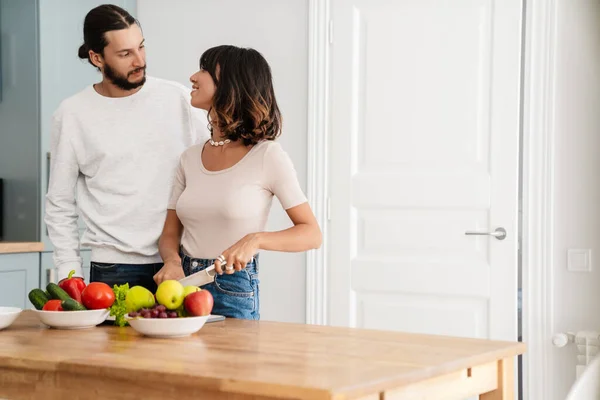Image Cute Happy Couple Preparing Lunch While Looking Each Other — Stock Photo, Image