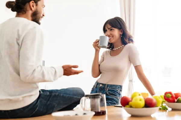 Imagen Alegre Pareja Caucásica Hablando Mientras Bebe Café Cocina Casera — Foto de Stock