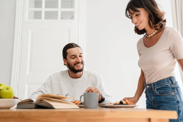 Imagen Hermosa Pareja Sonriente Desayunando Mientras Lee Libro Casa Cocina — Foto de Stock