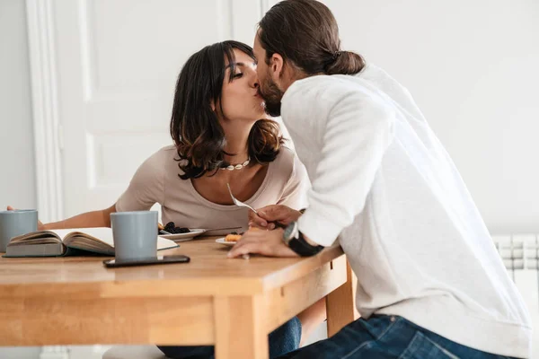 Image Heureux Beau Couple Embrasser Tout Prenant Petit Déjeuner Maison — Photo