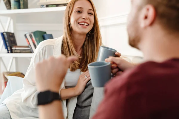 Imagen Jengibre Alegre Pareja Hablando Tomando Café Mientras Está Sentado — Foto de Stock