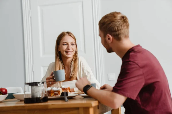 Imagen Jengibre Alegre Pareja Bebiendo Café Con Pastel Mientras Está — Foto de Stock