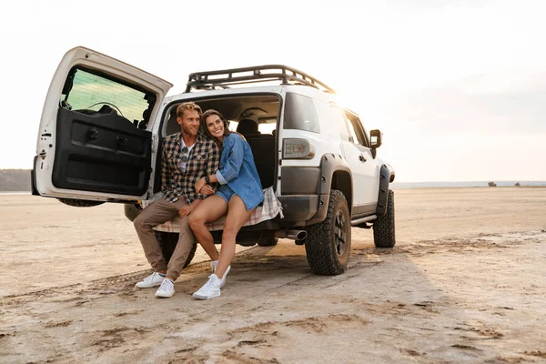 Sorrindo Jovem Casal Sentado Parte Trás Carro — Fotografia de Stock