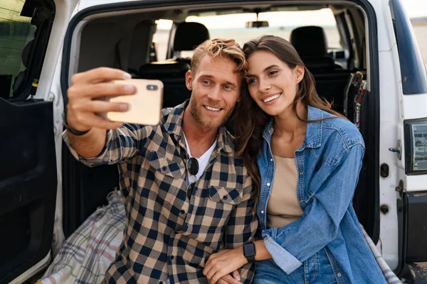 Young Couple Love Making Selfie Using Smart Phone While Sitting — Stock Photo, Image