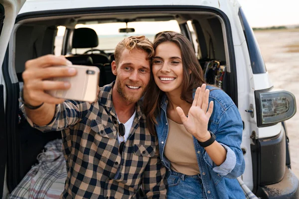 Giovane Coppia Innamorata Fare Selfie Utilizzando Smartphone Mentre Seduto Retro — Foto Stock