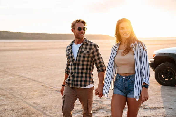 Jovem Feliz Casal Amoroso Livre Praia Perto Carro Andando Abraçando — Fotografia de Stock