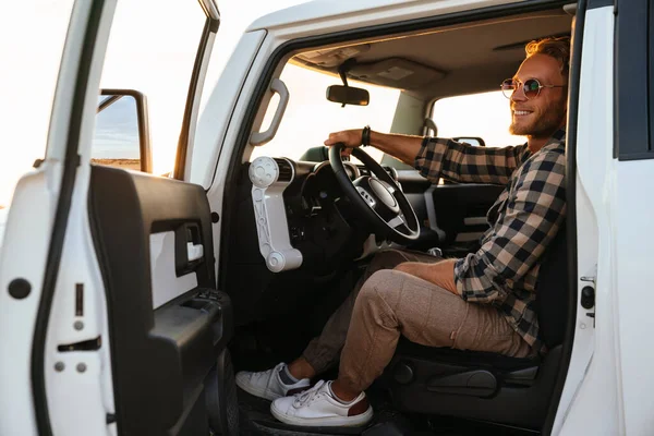 Attraktiver Junger Mann Sitzt Vorne Hos Auto Strand Offene Tür — Stockfoto