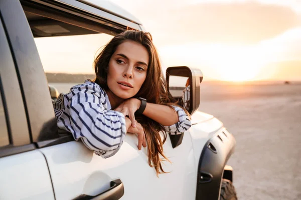 Gelukkig Aantrekkelijke Jonge Vrouw Kijken Uit Auto Raam Het Strand — Stockfoto