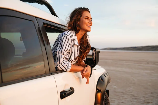 Gelukkig Aantrekkelijke Jonge Vrouw Kijken Uit Auto Raam Het Strand — Stockfoto