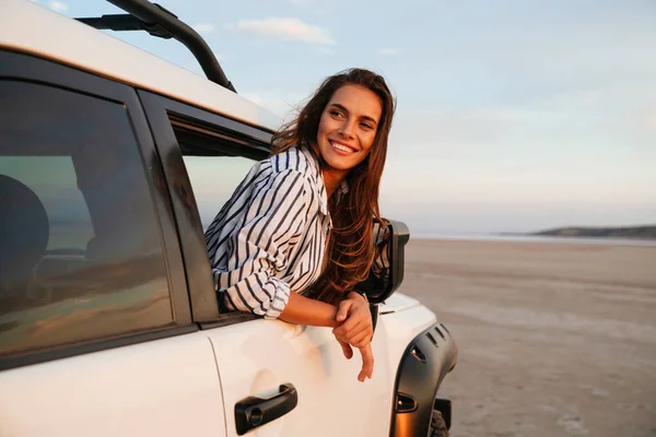 Gelukkig Aantrekkelijke Jonge Vrouw Kijken Uit Auto Raam Het Strand — Stockfoto