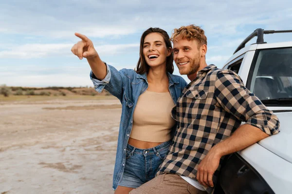 Beautiful Young Smiling Couple While Bonding Each Other Leaning Car — Stock Photo, Image