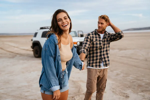 Unga Glada Kärleksfulla Par Utomhus Stranden Nära Bilen Promenader Omfamna — Stockfoto