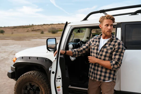 Knappe Zelfverzekerde Jongeman Poseren Terwijl Hij Voor Zijn Auto Deur — Stockfoto