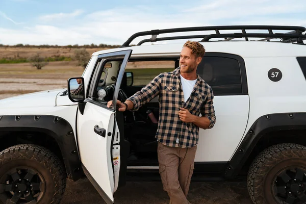 Knappe Zelfverzekerde Jongeman Poseren Terwijl Hij Voor Zijn Auto Deur — Stockfoto