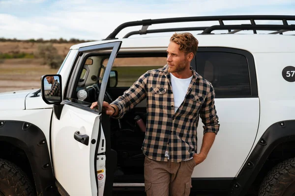 Knappe Zelfverzekerde Jongeman Poseren Terwijl Hij Voor Zijn Auto Deur — Stockfoto