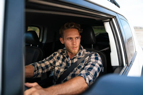 Beau Jeune Homme Sur Siège Avant Voiture Plage — Photo