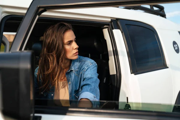 Atractiva Joven Mujer Mirando Por Ventana Del Coche Playa —  Fotos de Stock