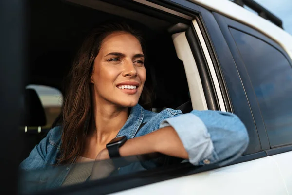 Gelukkig Aantrekkelijke Jonge Vrouw Kijken Uit Auto Raam Het Strand — Stockfoto