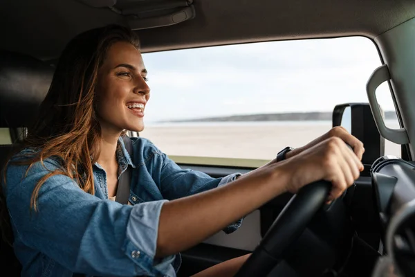 Feliz Sonrisa Atractiva Joven Mujer Conduciendo Coche Playa —  Fotos de Stock