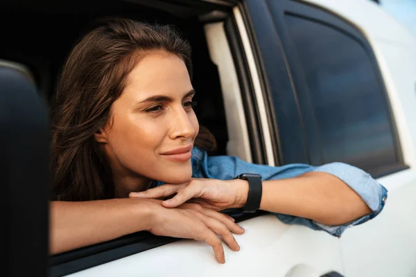 Feliz Joven Atractiva Mirando Por Ventana Del Coche Playa —  Fotos de Stock