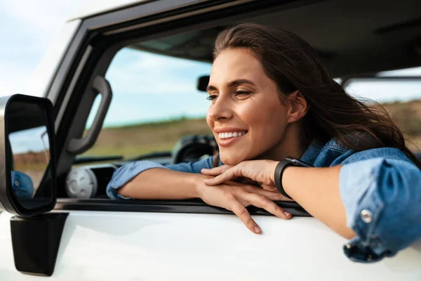 Szczęśliwa Atrakcyjna Młoda Kobieta Wyglądająca Przez Okno Samochodu Plaży — Zdjęcie stockowe
