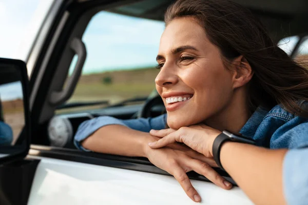 Joyeux Jeune Femme Attrayante Regardant Par Fenêtre Voiture Plage — Photo