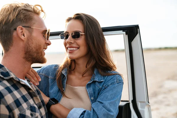 Hermosa Joven Pareja Sonriente Mientras Unen Entre Inclinan Coche — Foto de Stock