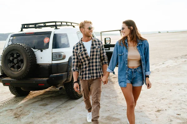 Jovem Feliz Casal Amoroso Livre Praia Perto Carro Andando Abraçando — Fotografia de Stock