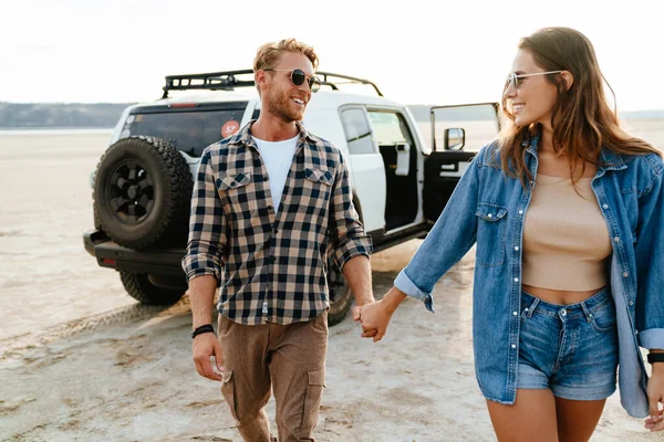 Jovem Feliz Casal Amoroso Livre Praia Perto Carro Andando Abraçando — Fotografia de Stock