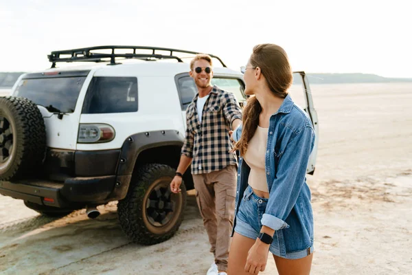 Unga Glada Kärleksfulla Par Utomhus Stranden Nära Bilen Promenader Omfamna — Stockfoto