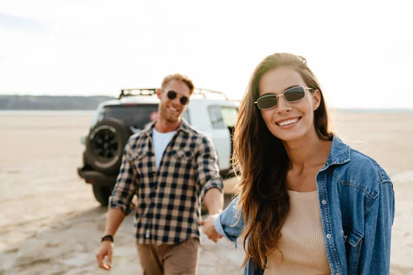 Young Happy Loving Couple Outdoors Beach Car Walking Embracing Holding — Stock Photo, Image