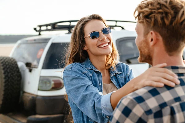 Bella Giovane Coppia Sorridente Mentre Legano Altro Appoggiano Alla Loro — Foto Stock