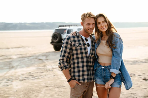 Jovem Feliz Casal Amoroso Livre Praia Perto Carro Andando Abraçando — Fotografia de Stock