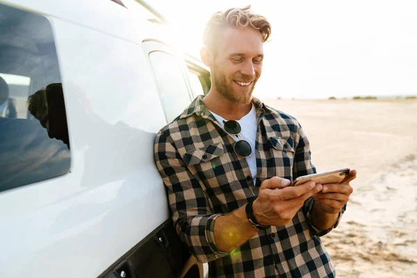 Attractive Young Man Using Mobile Phone While Leaning Car Beach — Stock Photo, Image