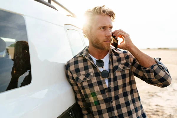 Aantrekkelijke Jonge Man Met Behulp Van Mobiele Telefoon Terwijl Leunend — Stockfoto