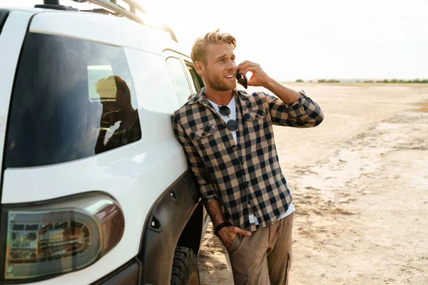 Aantrekkelijke Jonge Man Met Behulp Van Mobiele Telefoon Terwijl Leunend — Stockfoto