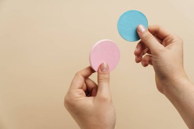 Kadının elleri arka planda izole edilmiş güzellik süngeri tutuyor.