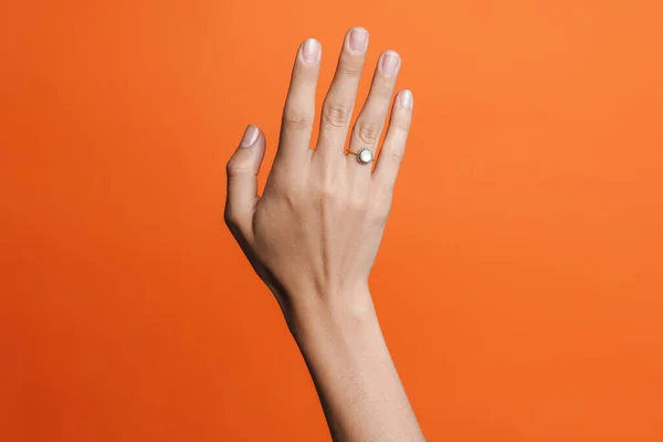 Yüzüğü Soyutlanmış Bir Kadının Elini Kapat — Stok fotoğraf