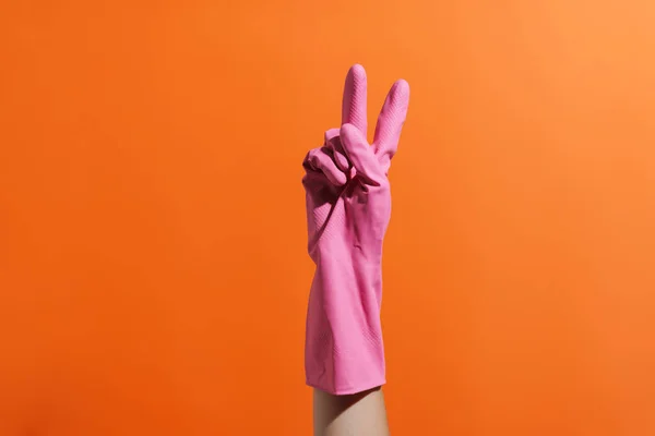 Kvinnans Hand Gummi Handske Gestikulerande Fred Tecken Isolerad Bakgrunden — Stockfoto