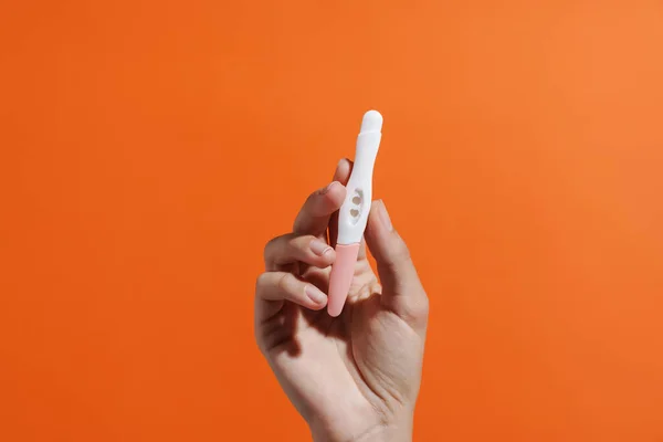 Ręka Kobiety Trzymającej Test Ciążowy Izolowany Tle — Zdjęcie stockowe