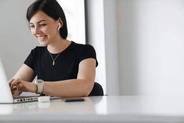 Jovem Empresária Atraente Usando Fones Ouvido Trabalhando Laptop Escritório — Fotografia de Stock